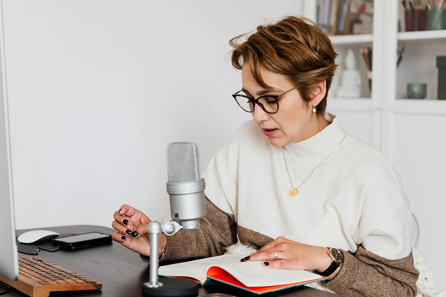 چگونه از صدای دختر هوش مصنوعی پول در بیاوریم؟
